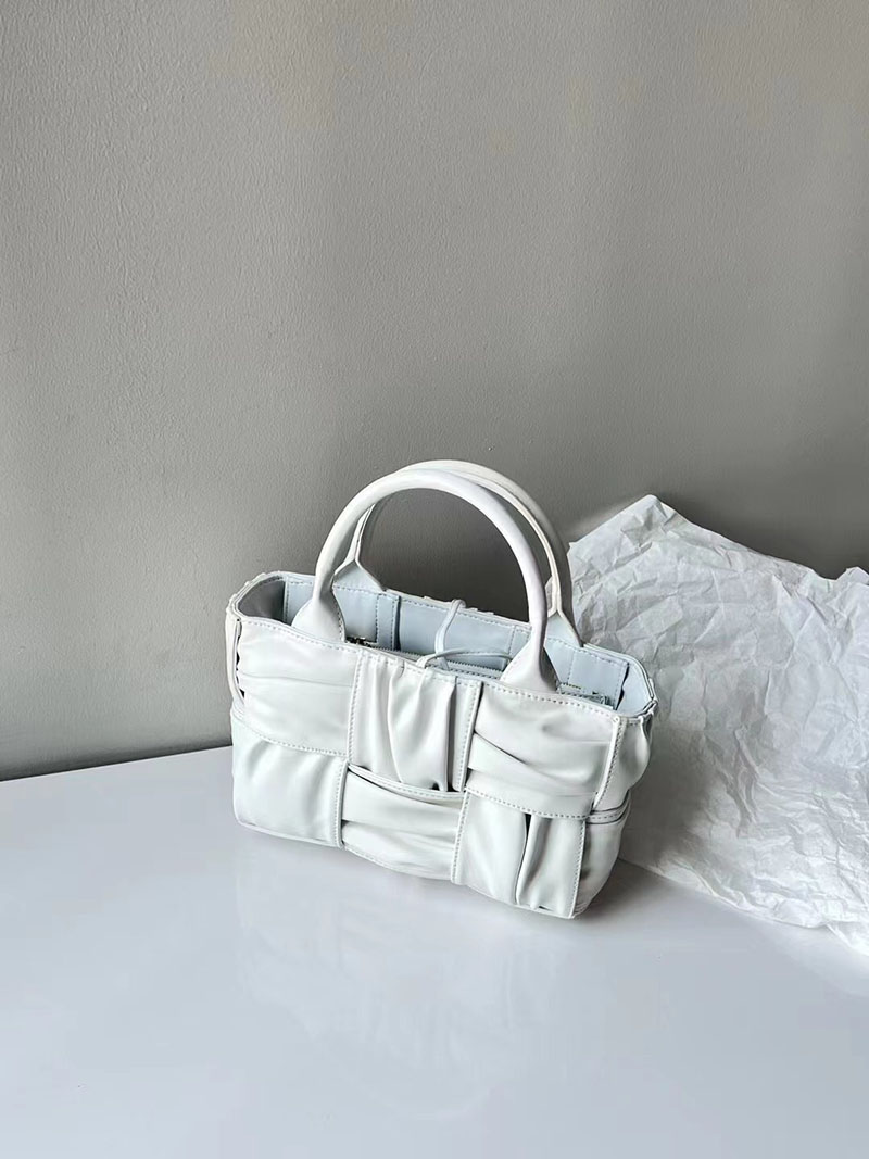 N品 Bottega Veneta ボッテガ・ヴェネタ ミニ アルコ トートバッグ 2024新作 ホワイト 729043VCQC29009 カーフスキン シルバー金具 激安優良店 - 画像 (9)