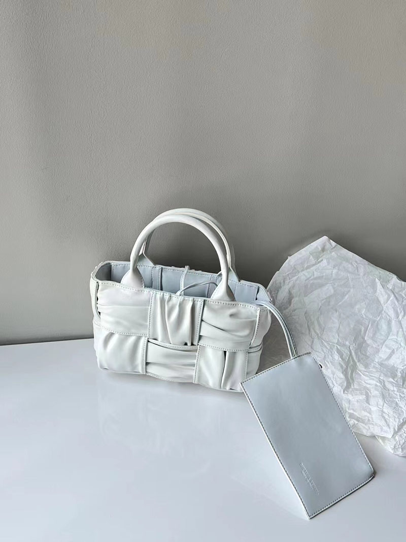 N品 Bottega Veneta ボッテガ・ヴェネタ ミニ アルコ トートバッグ 2024新作 ホワイト 729043VCQC29009 カーフスキン シルバー金具 激安優良店 - 画像 (8)