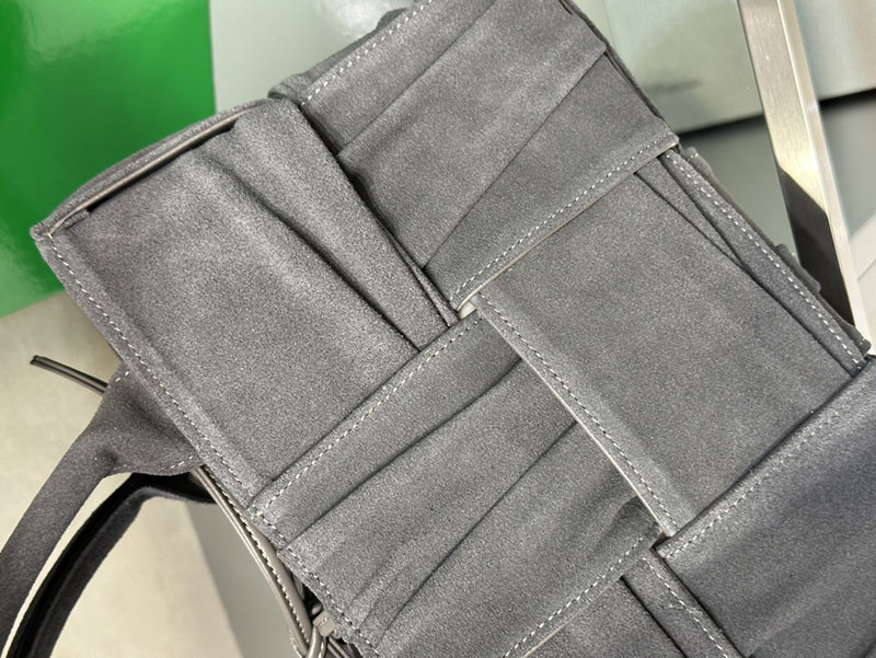 N品 Bottega Veneta ボッテガ・ヴェネタ ミニ アルコ トートバッグ 2024新作 グレー 729043VCQC21556 カーフスキン シルバー金具 激安優良店 - 画像 (7)