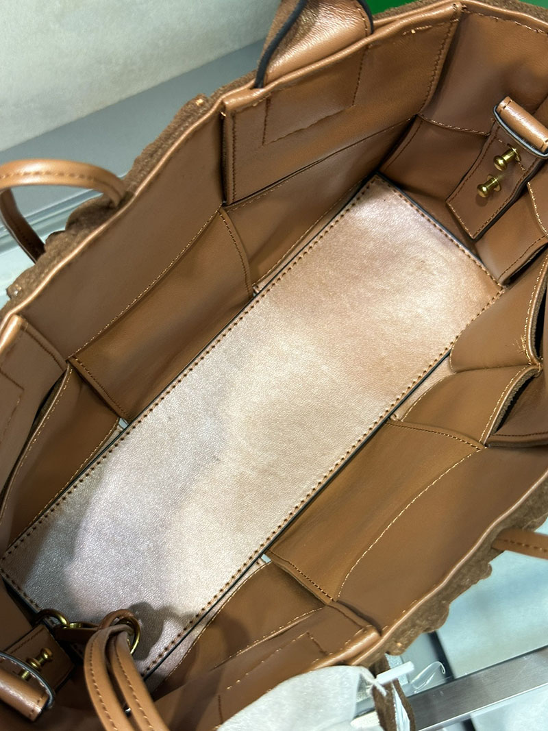 N品 Bottega Veneta ボッテガ・ヴェネタ ミニ アルコ トートバッグ 2024新作 キャラメル 729043VCQC29830 カーフスキン シルバー金具 激安優良店 - 画像 (3)