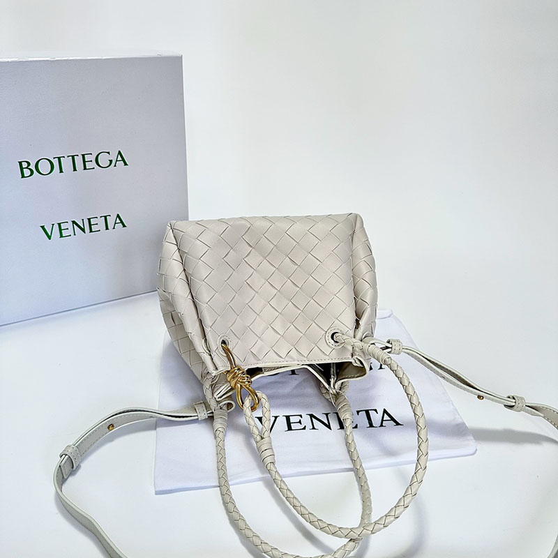 N品 Bottega Veneta ボッテガ・ヴェネタ スモール パラシュート シーソルト 796569VCPPT9195 ラムスキン ゴールド金具 激安優良店 - 画像 (4)