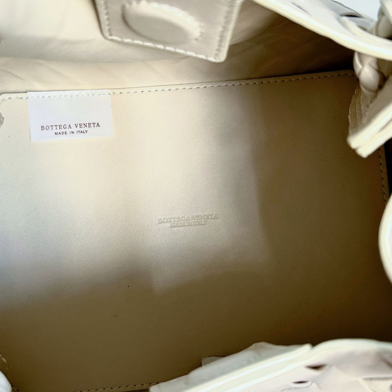 N品 Bottega Veneta ボッテガ・ヴェネタ スモール パラシュート シーソルト 796569VCPPT9195 ラムスキン ゴールド金具 激安優良店 - 画像 (2)
