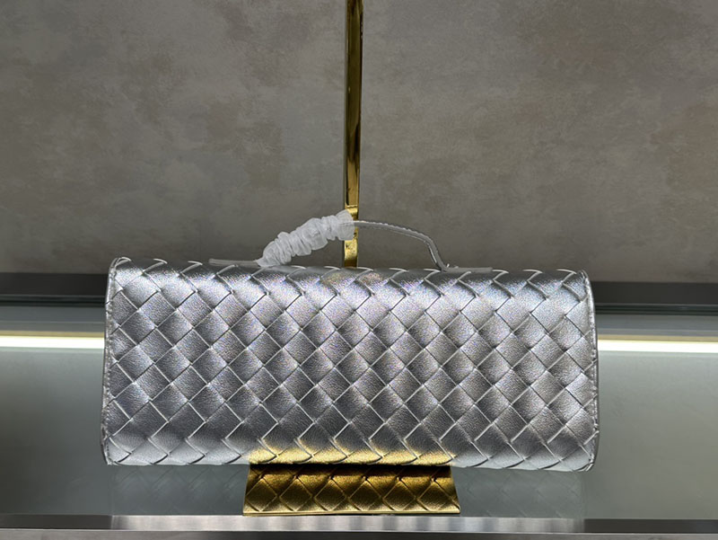 N品 Bottega Veneta ボッテガ・ヴェネタ アンディアーモ クラッチバッグ シルバー 741511VCPP38107 ラムスキン、カーフ ゴールド金具 激安優良店 - 画像 (5)