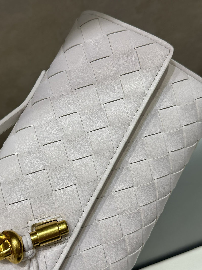 N品 Bottega Veneta ボッテガ・ヴェネタ アンディアーモ クラッチバッグ ホワイト 741511VCPP39009 ラムスキン、カーフ ゴールド金具 激安優良店 - 画像 (4)