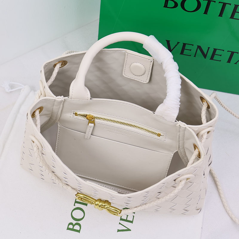 N品 Bottega Veneta ボッテガ・ヴェネタ スモール イーストウエスト アンディアーモ チョーク 766010VCPP19143 ラムスキン ゴールド金具 激安優良店 - 画像 (4)