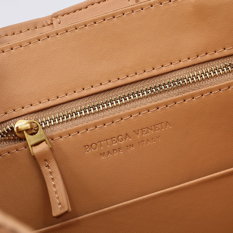 N品 Bottega Veneta ボッテガ・ヴェネタ スモール イーストウエスト アンディアーモ キャラメル 766010VCPP19830 ラムスキン ゴールド金具 激安優良店 - 画像 (2)