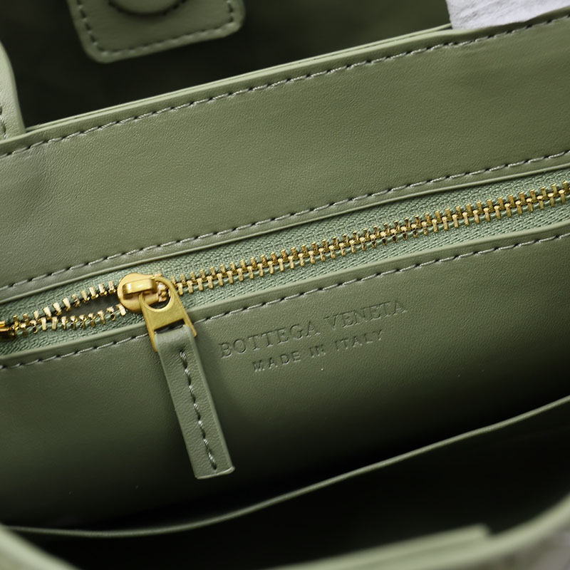 N品 Bottega Veneta ボッテガ・ヴェネタ スモール イーストウエスト アンディアーモ ニューセージ 766010VCPP13411 ラムスキン ゴールド金具 激安優良店 - 画像 (2)