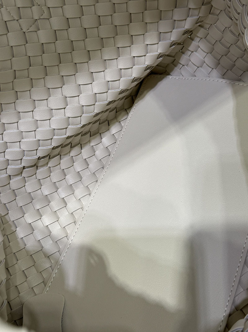 N品 Bottega Veneta ボッテガ・ヴェネタ トートバッグMM 人気 シーソルト 598511V91319195 ラムスキン ゴールド金具 激安優良店 - 画像 (2)