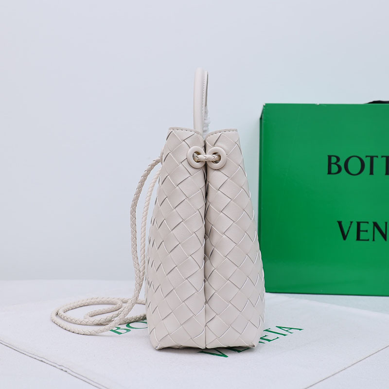 N品 Bottega Veneta ボッテガ・ヴェネタ スモール アンディアーモ ホワイト 766014VCPP19009 ラムスキン ゴールド金具 激安優良店 - 画像 (7)