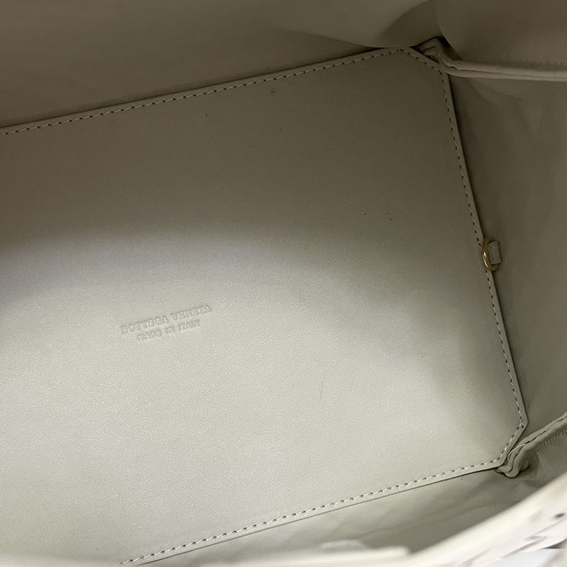 N品 Bottega Veneta ボッテガ・ヴェネタ ラージ パラシュート Large Parachute チョーク 796571VCPPT9143 ラムスキン ゴールド金具 激安優良店 - 画像 (2)