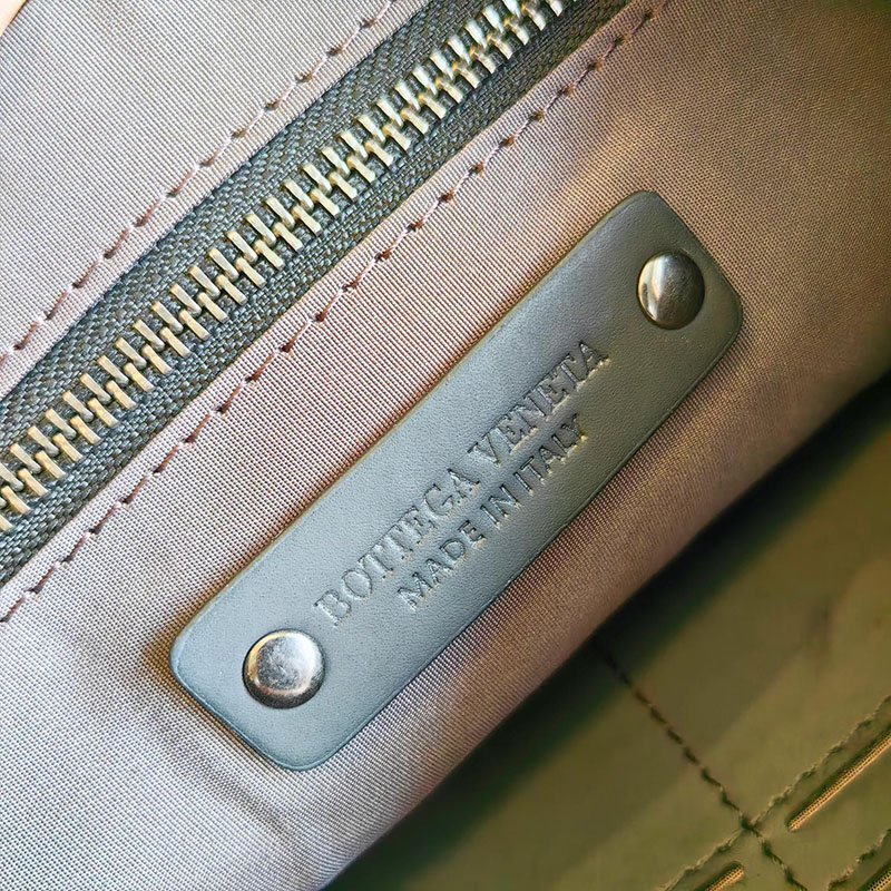 N品 Bottega Veneta ボッテガ・ヴェネタ ミディアム ポーチ スペース 608232VCPP98837 ラムスキン シルバー金具 激安優良店 - 画像 (2)