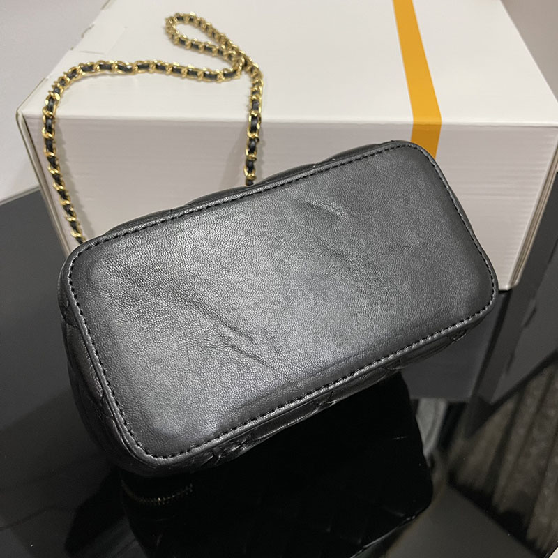 最高級シャネルスーパーコピー シャネルバッグコピー マトラッセ ヴァニティ ケース 黒 (ブラック) AP2303 B02916 94305 ラムスキン ゴールド金具 - 画像 (3)