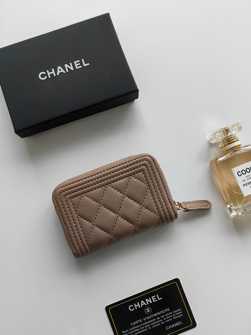 シャネル 財布 2025 新作 CHANEL ミニ財布 小銭入れ・コインケース ボーイシャネル グレー A80602 B01490 NR652 ラムスキン ゴールド金具 - 画像 (4)