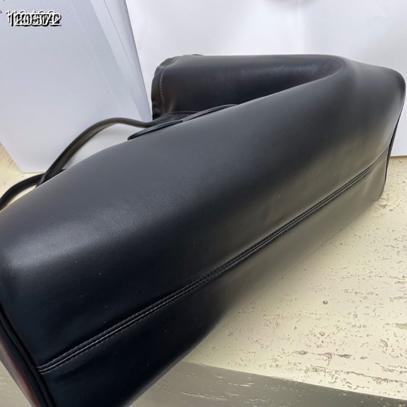 最高級セリーヌスーパーコピー セリーヌバッグコピー カバ ドローストリング キュイル トリオンフ ブラック 199973DU3.38NO カーフスキン ゴールド金具 - 画像 (6)