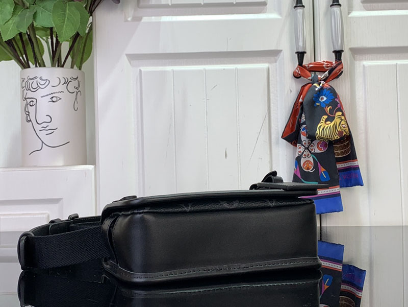 ルイヴィトン バッグ メンズ 2025 新作 ボスフォール・ウェアラブル ウォレット ブラック M25121 モノグラム・エクリプス キャンバス ブラック金具 - 画像 (7)
