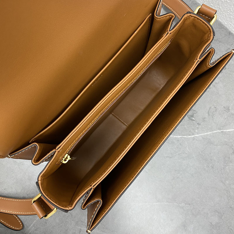 N品 セリーヌ バッグ 人気 ランキング CELINE ショルダーバッグ 人気 クラシック トリオンフ バッグ 191242BZ4.04LU タン ゴールド金具 - 画像 (2)