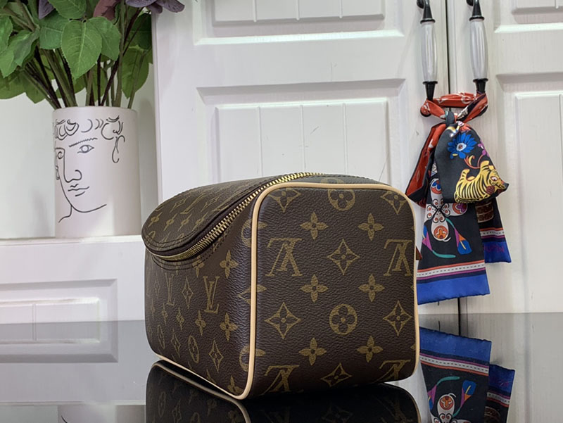 ルイヴィトン トラベルポーチ 人気 トイレタリー・バッグ ブラウン M11510 モノグラム・キャンバス ゴールド金具 - 画像 (9)