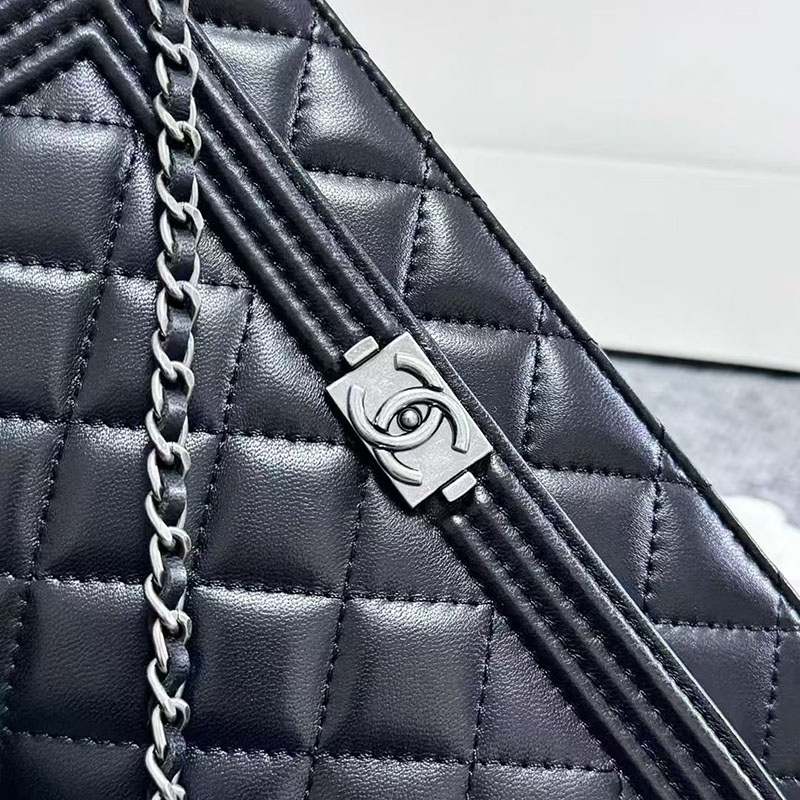 最高級シャネルスーパーコピー シャネルバッグコピー ボーイシャネル20 スモール バッグ 定価 黒 (ブラック) A67085 ラムスキン シルバー金具 2410895 - 画像 (4)