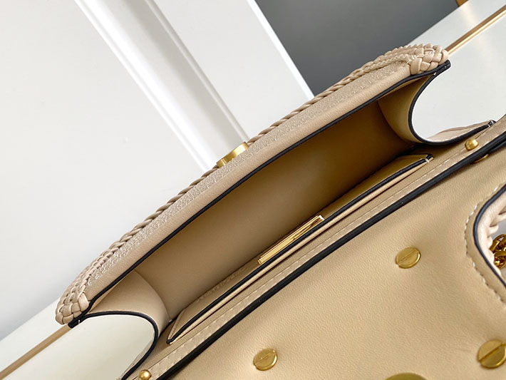 N品 ヴァレンティノ バッグ 人気 VALENTINO ショルダーバッグ レディース 斜めがけ 軽い ブランド 2412214 ダヴグレー ゴールド金具 - 画像 (2)