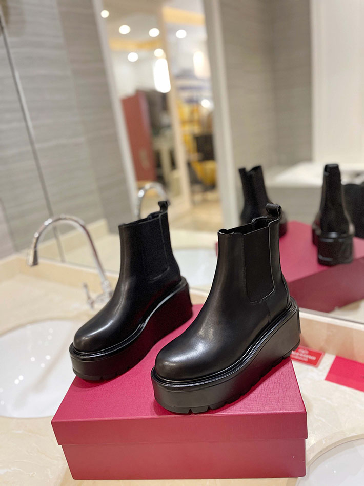 最高級ヴァレンティノスーパーコピー靴 ヴァレンティノブーツコピー VALENTINO サイドゴアブーツ 一生もの レディース 2412421 ブラック - 画像 (9)