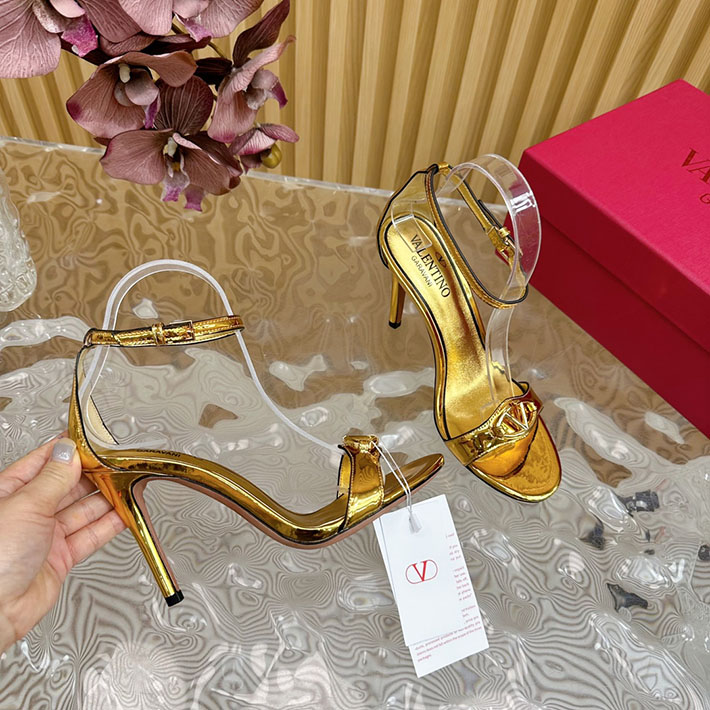 最高級ヴァレンティノスーパーコピー靴 ヴァレンティノサンダルコピー VALENTINO ローヒール レディース サンダル 2412437 ゴールド - 画像 (4)