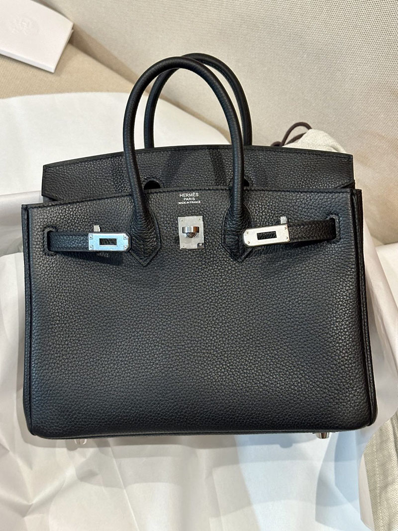 バーキン風バッグ 持ってる人 エルメス HERMES バーキン25 黒 ブラック トゴ シルバー金具 2412837 - 画像 (5)