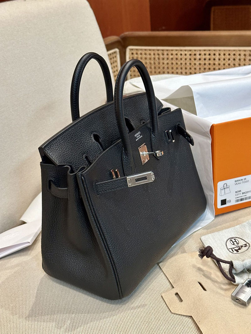 バーキン風バッグ 持ってる人 エルメス HERMES バーキン25 黒 ブラック トゴ シルバー金具 2412837 - 画像 (2)