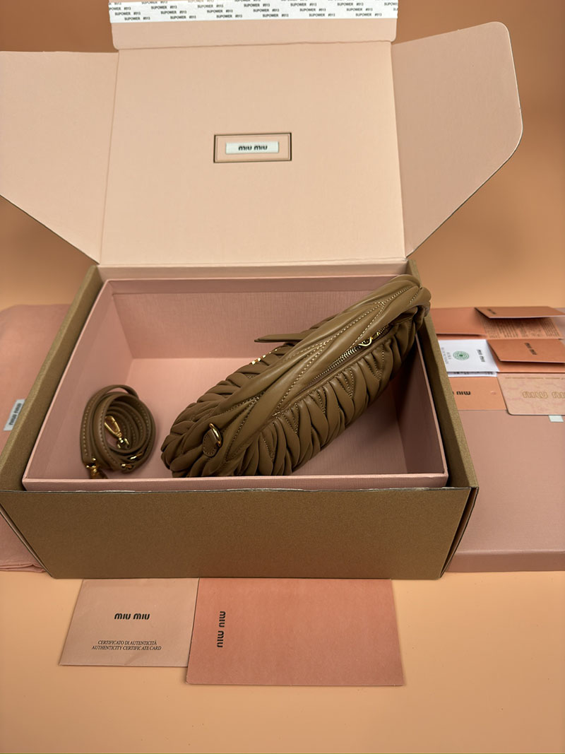MiuMiu ワンダー マテラッセレザー ホーボーバッグ キャメル 5BC125_AN88_F098L_V_OOY ゴールド金具 ミュウミュウ バッグ 芸能人 - 画像 (7)