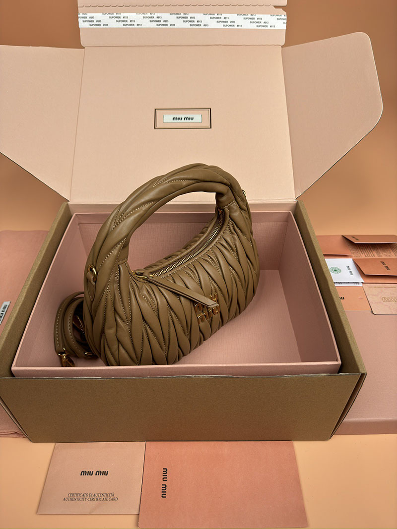MiuMiu ワンダー マテラッセレザー ホーボーバッグ キャメル 5BC125_AN88_F098L_V_OOY ゴールド金具 ミュウミュウ バッグ 芸能人 - 画像 (6)