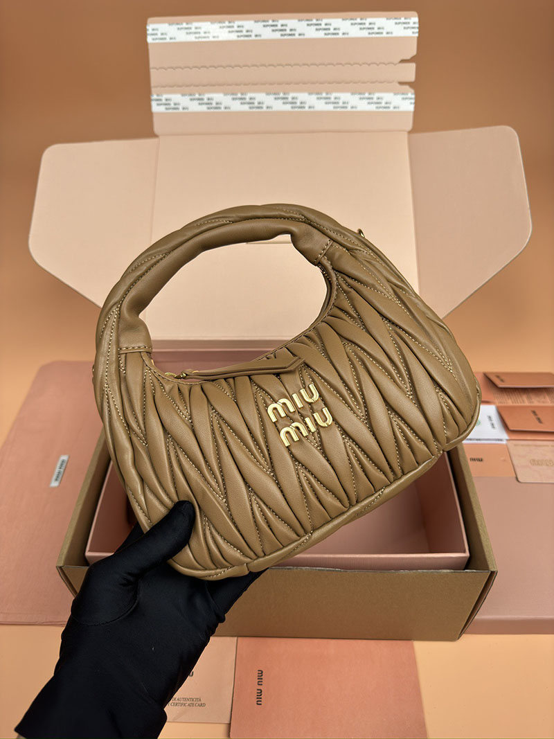 MiuMiu ワンダー マテラッセレザー ホーボーバッグ キャメル 5BC125_AN88_F098L_V_OOY ゴールド金具 ミュウミュウ バッグ 芸能人 - 画像 (4)