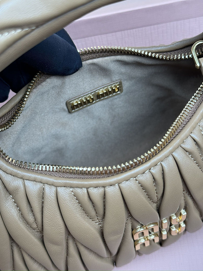 MiuMiu ワンダー マテラッセレザー ホーボーバッグ キャメル 5BC125_AN88_F098L_V_OOY ゴールド金具 ミュウミュウ バッグ 芸能人 - 画像 (3)