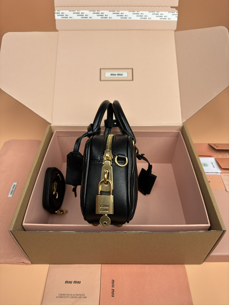 MiuMiu アルカディ マテラッセレザー バッグ ブラック 5BB123_N88_F0002_V_YON ゴールド金具 ミュウミュウ 持ってる 女 - 画像 (9)