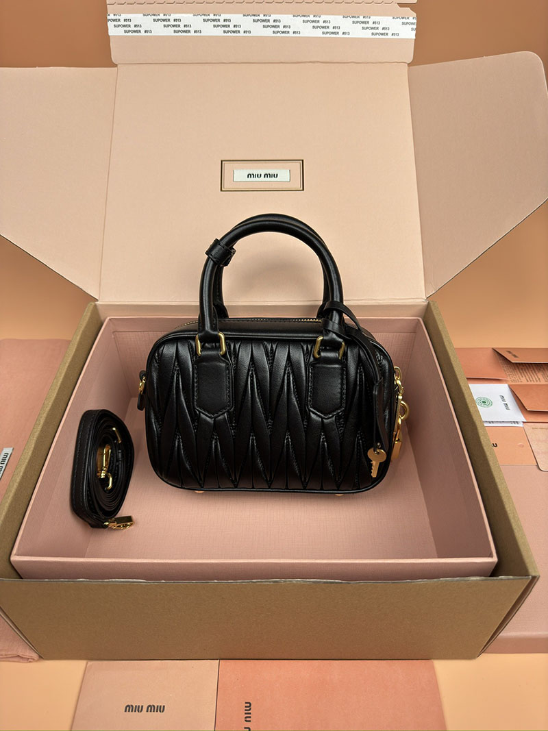 MiuMiu アルカディ マテラッセレザー バッグ ブラック 5BB123_N88_F0002_V_YON ゴールド金具 ミュウミュウ 持ってる 女 - 画像 (8)