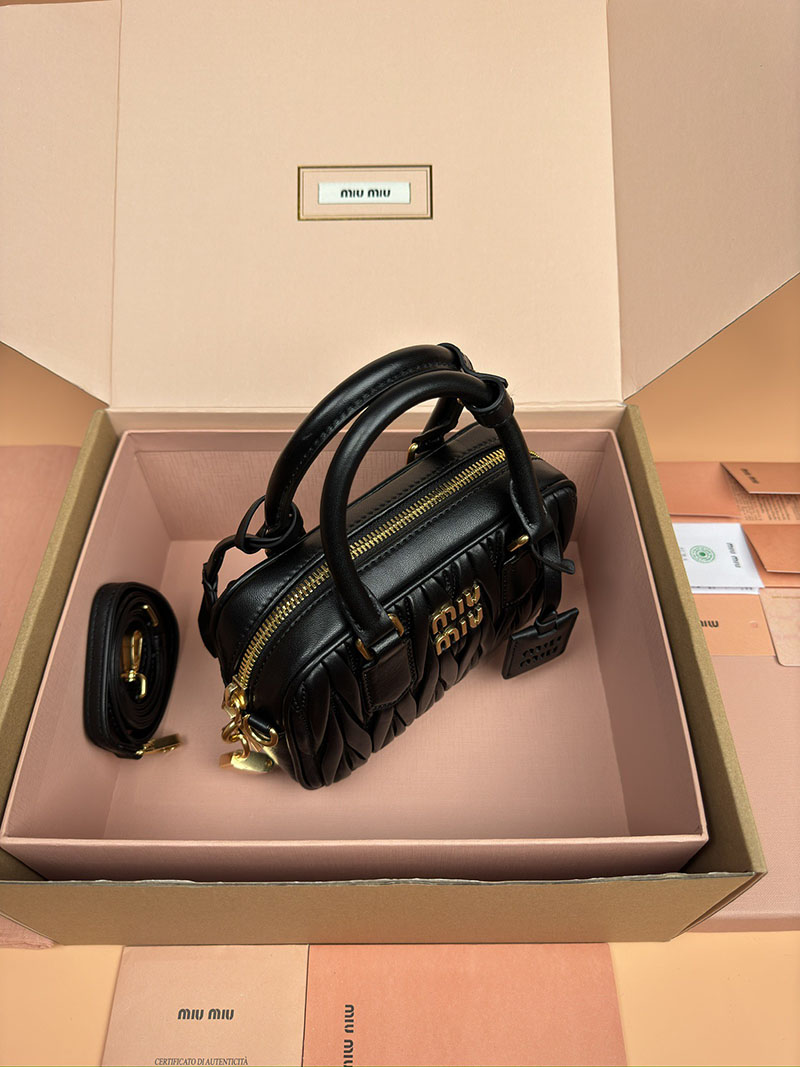 MiuMiu アルカディ マテラッセレザー バッグ ブラック 5BB123_N88_F0002_V_YON ゴールド金具 ミュウミュウ 持ってる 女 - 画像 (7)