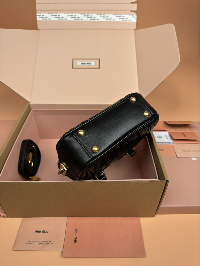 MiuMiu アルカディ マテラッセレザー バッグ ブラック 5BB123_N88_F0002_V_YON ゴールド金具 ミュウミュウ 持ってる 女 - 画像 (6)