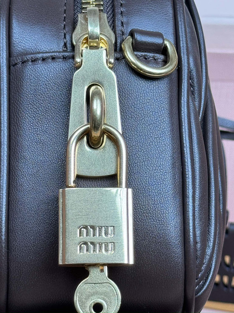 MiuMiu アルカディ マテラッセレザー バッグ ブラック 5BB123_N88_F0002_V_YON ゴールド金具 ミュウミュウ 持ってる 女 - 画像 (4)