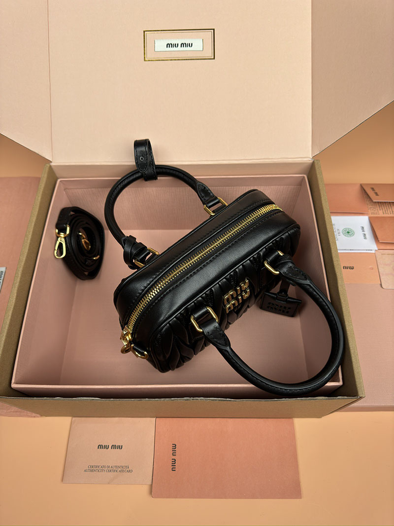 MiuMiu アルカディ マテラッセレザー バッグ ブラック 5BB123_N88_F0002_V_YON ゴールド金具 ミュウミュウ 持ってる 女 - 画像 (3)