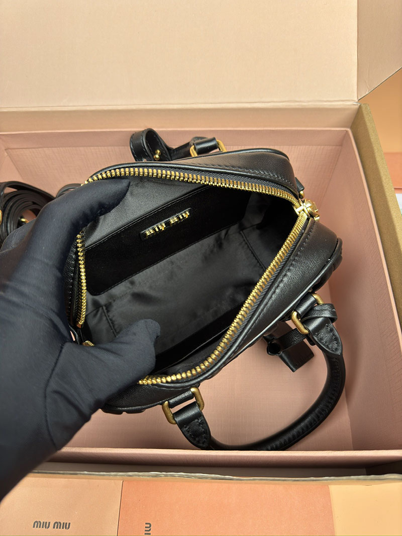MiuMiu アルカディ マテラッセレザー バッグ ブラック 5BB123_N88_F0002_V_YON ゴールド金具 ミュウミュウ 持ってる 女 - 画像 (2)