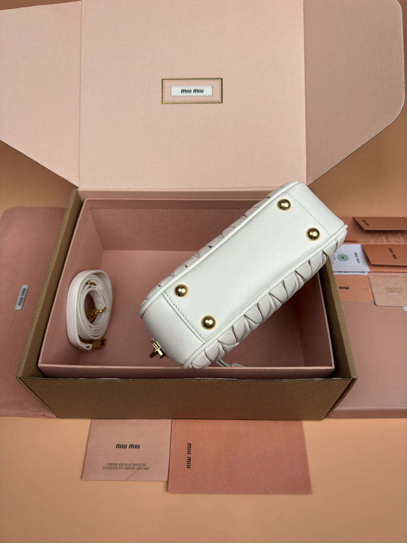 MiuMiu アルカディ マテラッセレザー バッグ ホワイト 5BB123_N88_F0009_V_YON ゴールド金具 ミュウミュウ 持ってる 女 - 画像 (6)