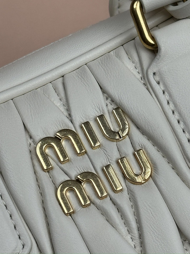 MiuMiu アルカディ マテラッセレザー バッグ ホワイト 5BB123_N88_F0009_V_YON ゴールド金具 ミュウミュウ 持ってる 女 - 画像 (4)
