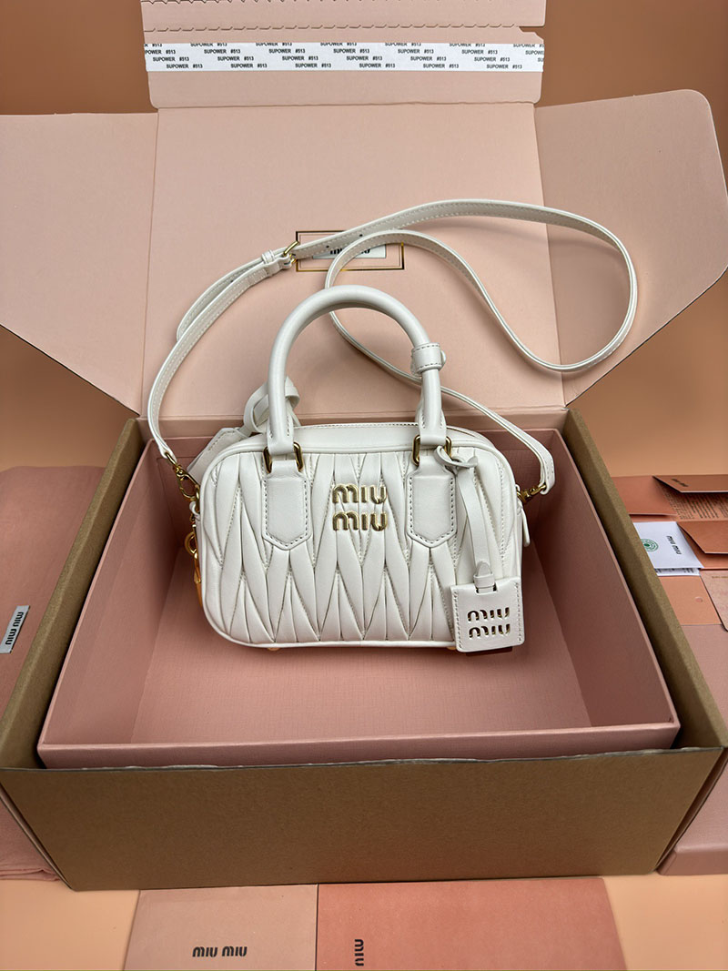 MiuMiu アルカディ マテラッセレザー バッグ ホワイト 5BB123_N88_F0009_V_YON ゴールド金具 ミュウミュウ 持ってる 女 - 画像 (2)