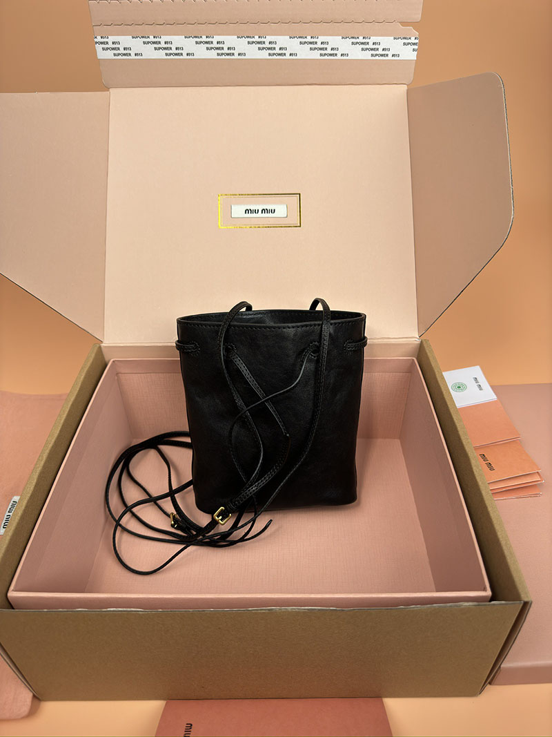 MiuMiu ナッパレザー ミニバッグ ブラック 5NF460_EFX_F0002 ゴールド金具 これから 流行るバッグ - 画像 (9)