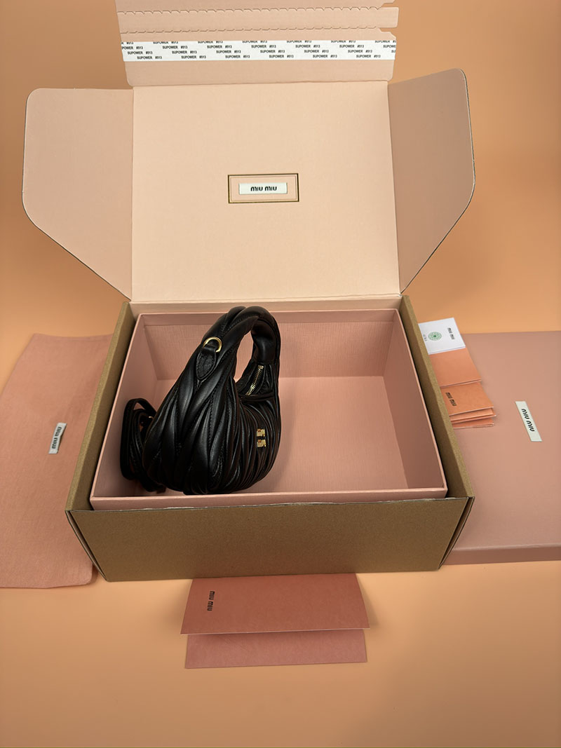 MiuMiu ワンダー マテラッセレザー ホーボーミニバッグ ブラック 5BP078_N88_F0002_V_OOO ゴールド金具 流行りのバック レディース - 画像 (7)