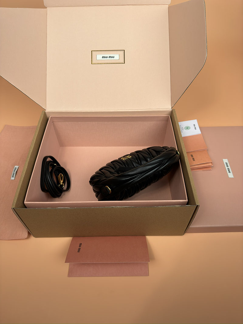 MiuMiu ワンダー マテラッセレザー ホーボーミニバッグ ブラック 5BP078_N88_F0002_V_OOO ゴールド金具 流行りのバック レディース - 画像 (6)