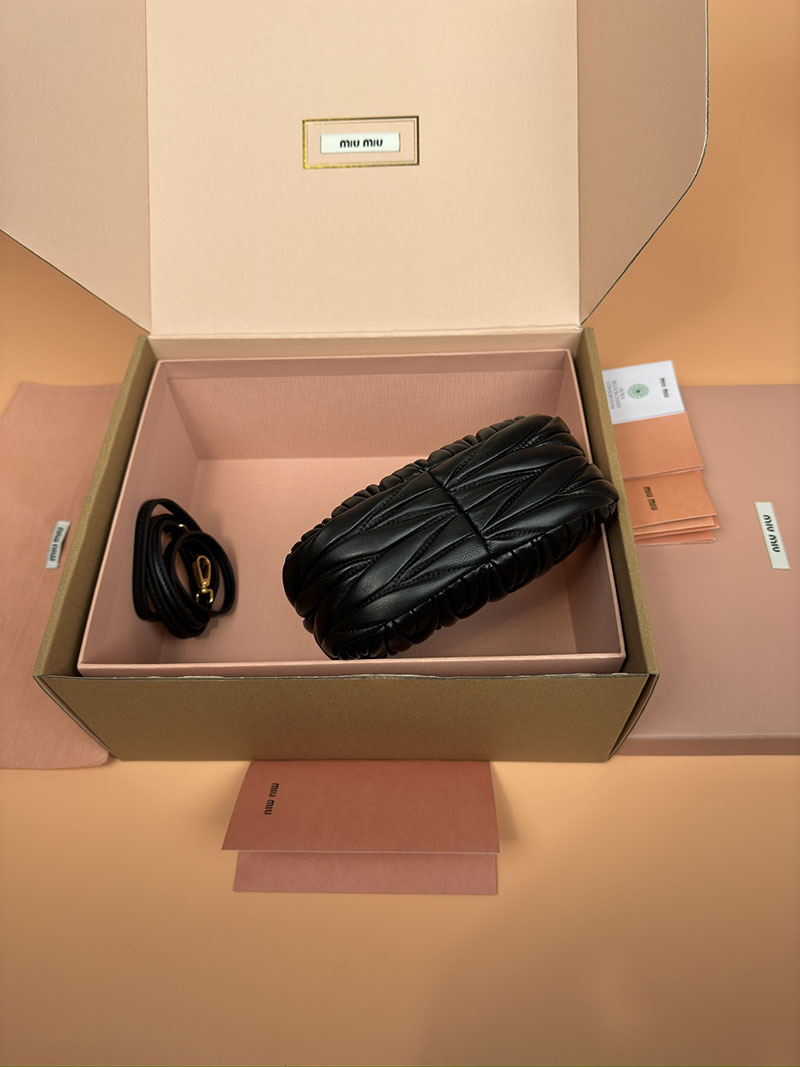 MiuMiu ワンダー マテラッセレザー ホーボーミニバッグ ブラック 5BP078_N88_F0002_V_OOO ゴールド金具 流行りのバック レディース - 画像 (5)