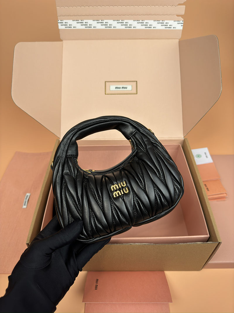 MiuMiu ワンダー マテラッセレザー ホーボーミニバッグ ブラック 5BP078_N88_F0002_V_OOO ゴールド金具 流行りのバック レディース - 画像 (4)
