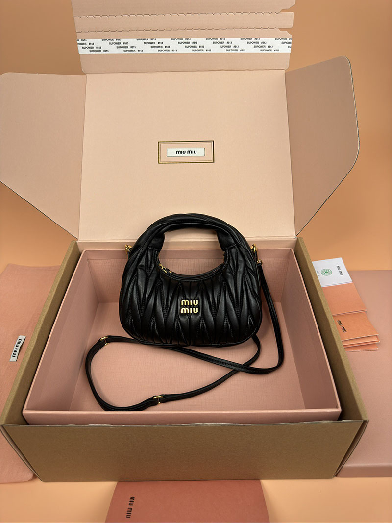 MiuMiu ワンダー マテラッセレザー ホーボーミニバッグ ブラック 5BP078_N88_F0002_V_OOO ゴールド金具 流行りのバック レディース - 画像 (2)