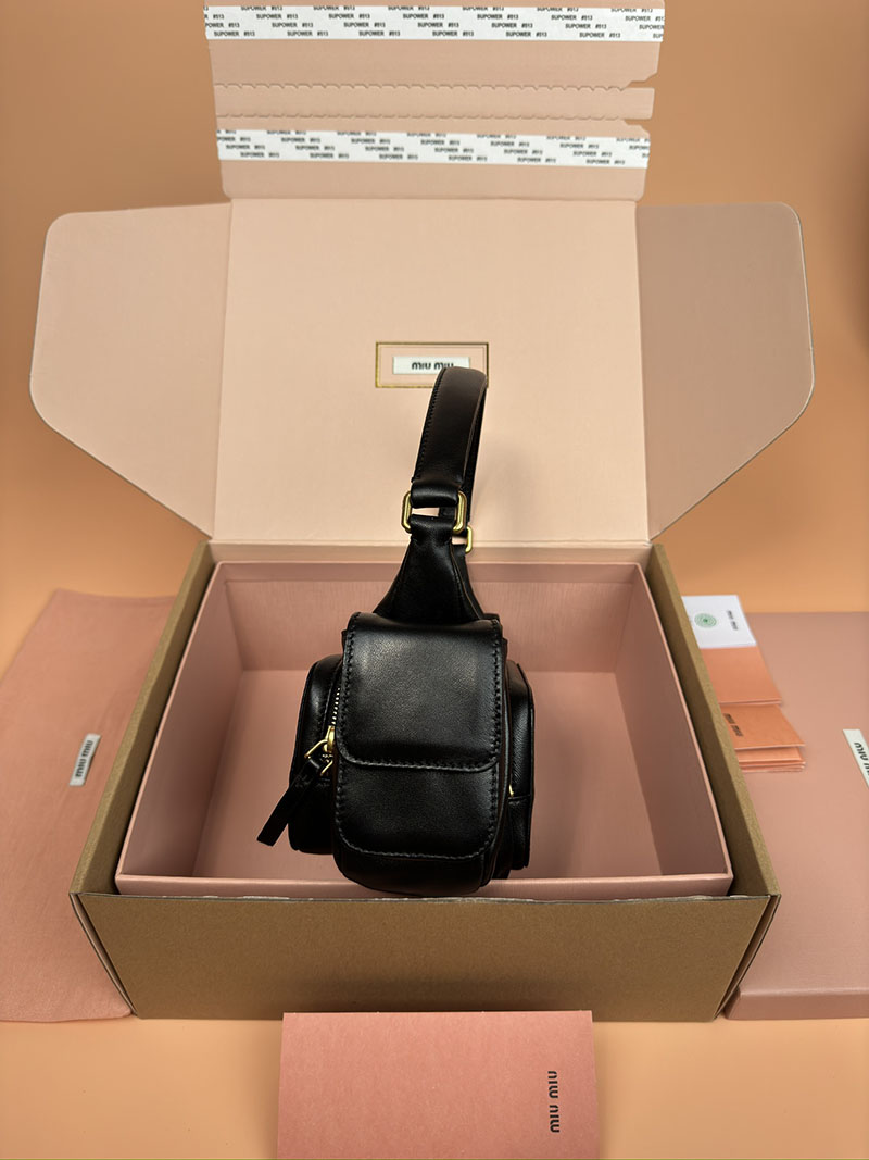 MiuMiu ナッパレザー ポケットバッグ ブラック 5BC146_2F8N_F0002_V_OOO ゴールド金具 ブランドバッグ 人気ランキング - 画像 (9)