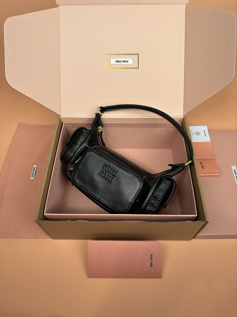 MiuMiu ナッパレザー ポケットバッグ ブラック 5BC146_2F8N_F0002_V_OOO ゴールド金具 ブランドバッグ 人気ランキング - 画像 (3)