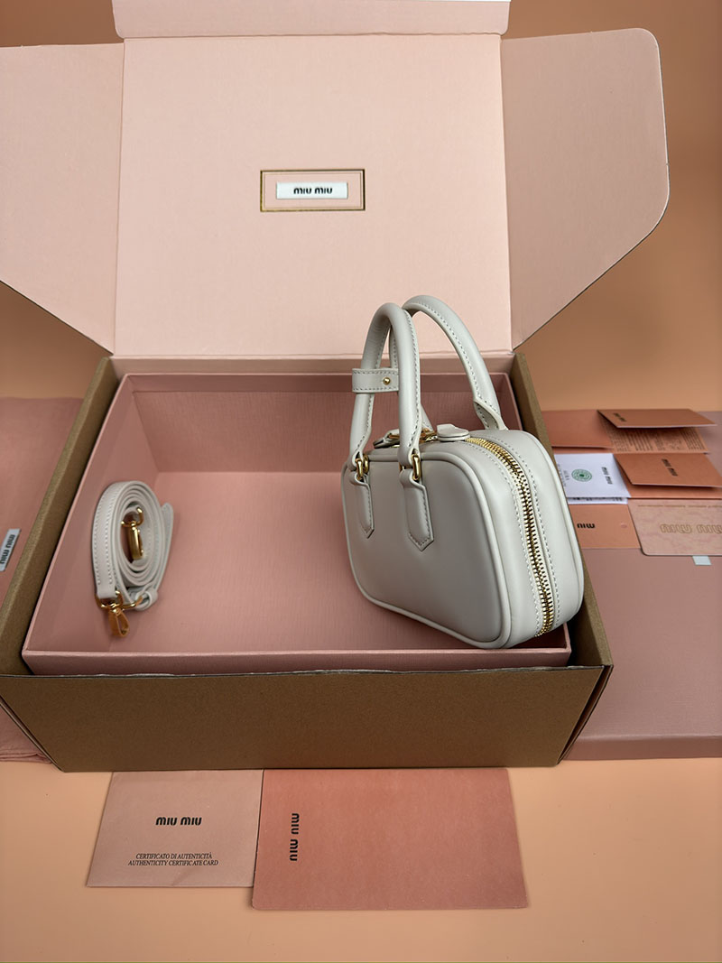 MiuMiu アルカディ レザー ミニバッグ オフホワイト 5BP088_ACR3_F0K74_V_OOO ゴールド金具 手提げバッグ 小さめ ブランド - 画像 (9)